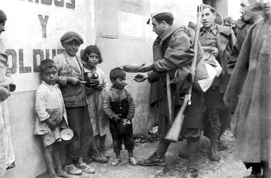 1936 - Soldados Nacionales dando comida a huérfanos