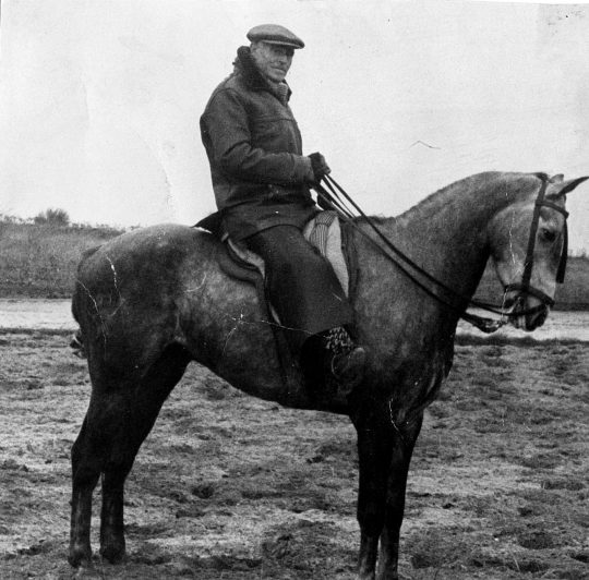 1940 - Hombre montado en un caballo