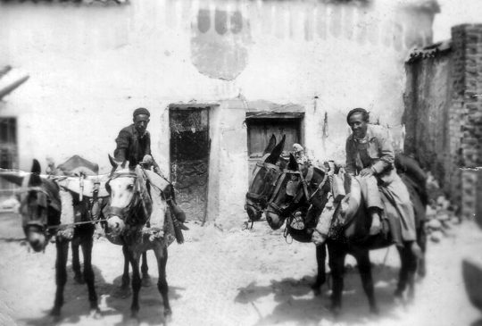 1940 - Labradores montados a caballo en la Calle Mayor