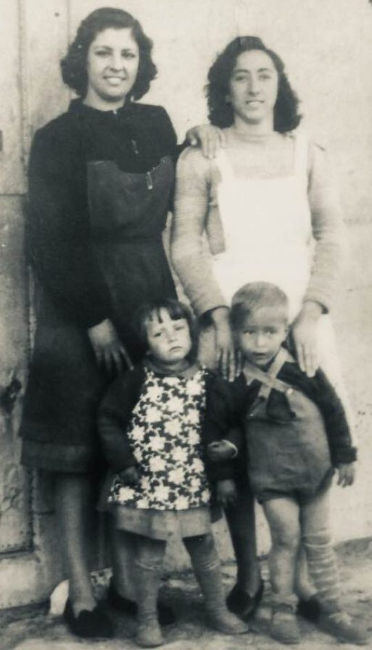 1941 - Dos mujeres y dos niños