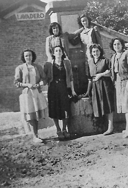 1950 - Mujeres en el pilón del lavadero