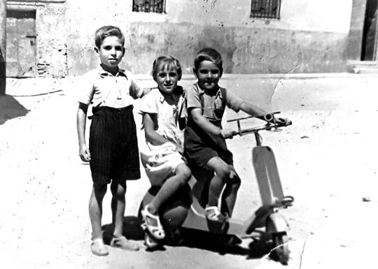 1953 - Niños montados en un patinete