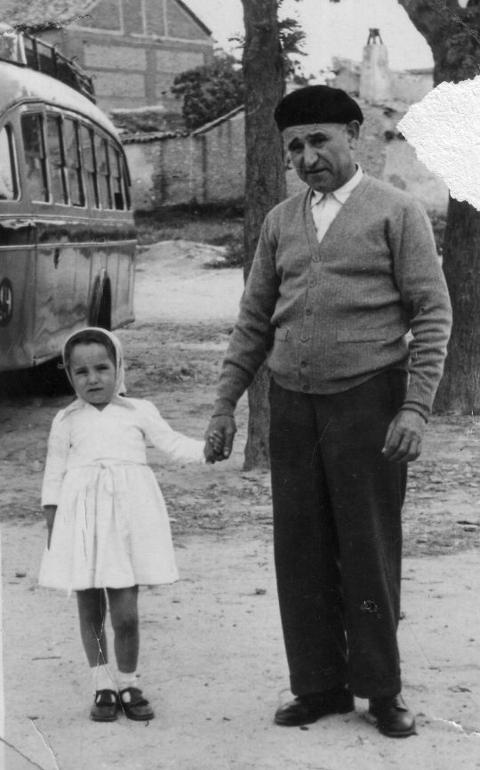 1955 - Abuelo y nieta