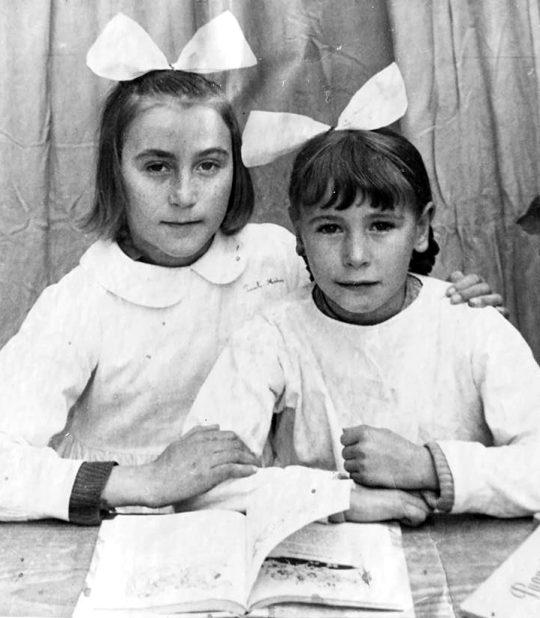 1955 - Dos niñas en la escuela de Alcorcón