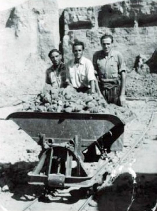 1956 - Tres hombres en la Plaza del Tejar