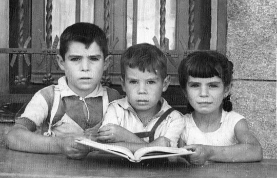 1956 - Tres niños estudiando