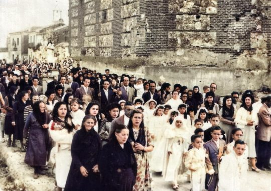 1957 - Procesión con La Virgen de los Remedios en la Parroquia Santa María la Blanca