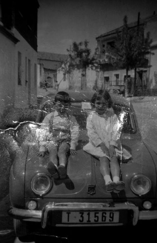 1962 - Dos niños en un coche en la casa de chamusca, en el pajar de Noguila
