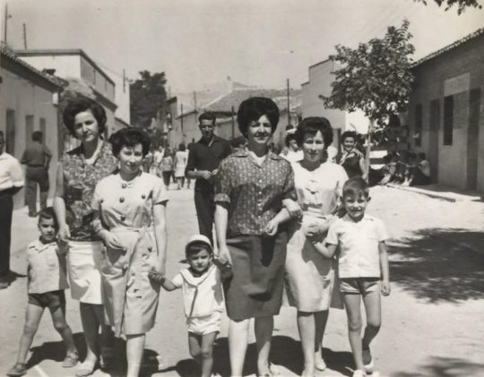 1963 - Familias en la Calle Mayor a la altura de la Jabonería