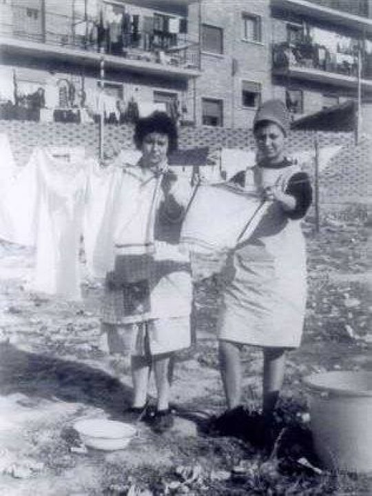 1964 - Tendiendo la ropa en la calle Bilboa