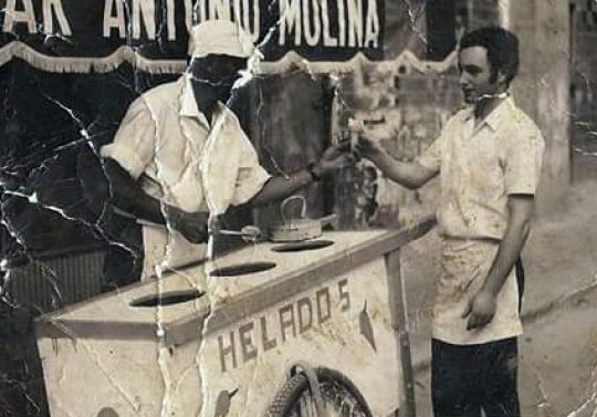 1966 - El señor Mora vendiendo helados