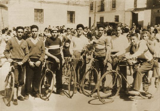 1967 - Grupo de ciclistas en la plaza del Ayuntamiento