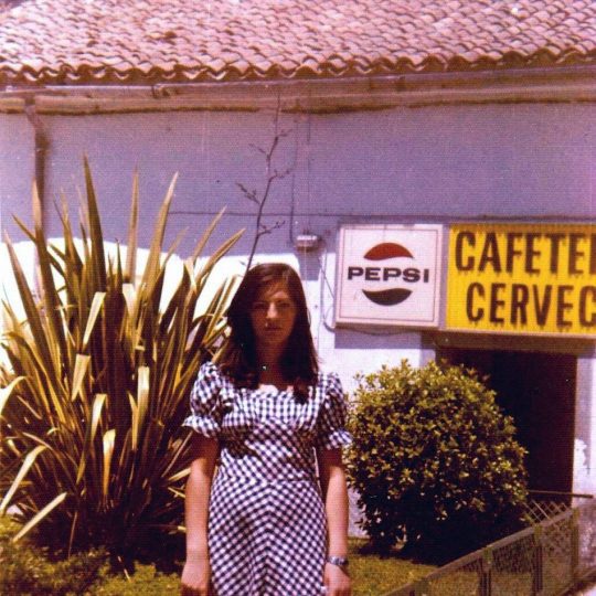 1970 - Mujer en el bar Nacional en la Plaza de las Fraguas