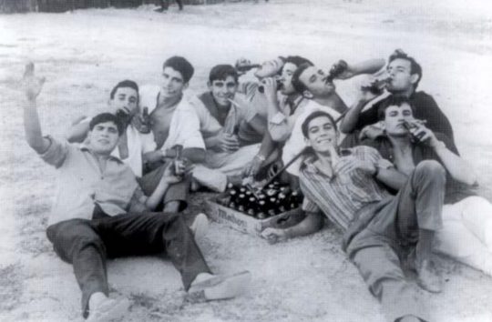 1970 - Un grupo de amigos en la primera Plaza de Toros portátil de Alcorcón
