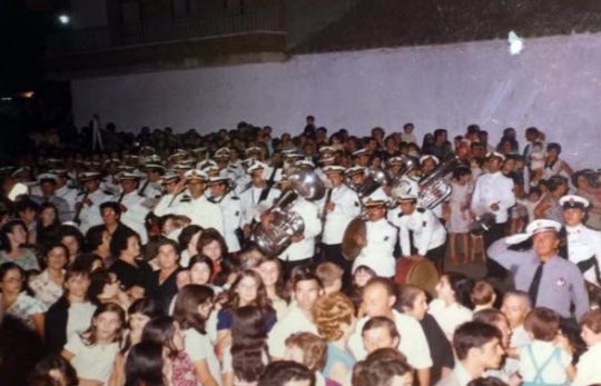 1973 - Entrada a la Iglesia con la orquesta