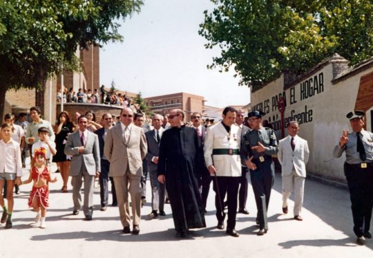 1973 - Autoridades paseando por el cine Pachón