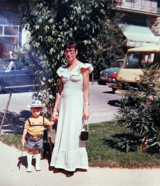 1974 - Madre e hijo en la Plaza del Sol