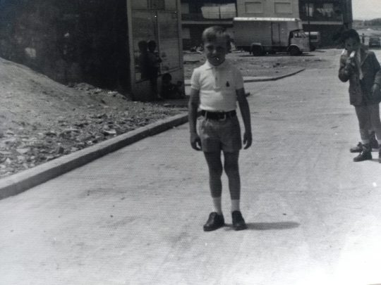 1975 - Niño en Calle Cañada