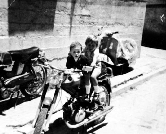 1976 - Niños en una moto