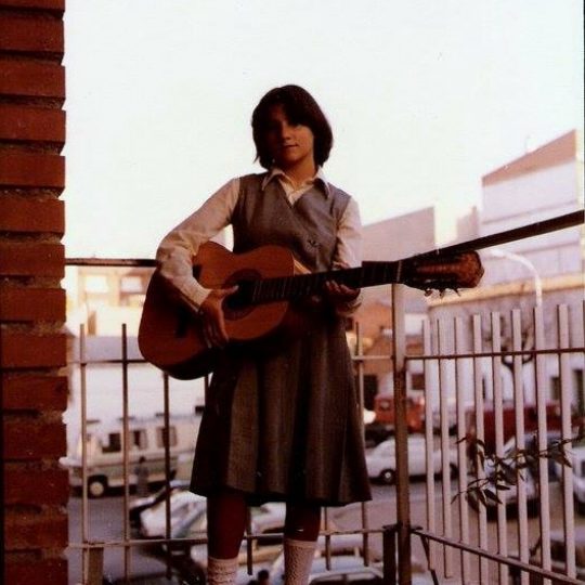 1980 - Niña tocando la guitarra