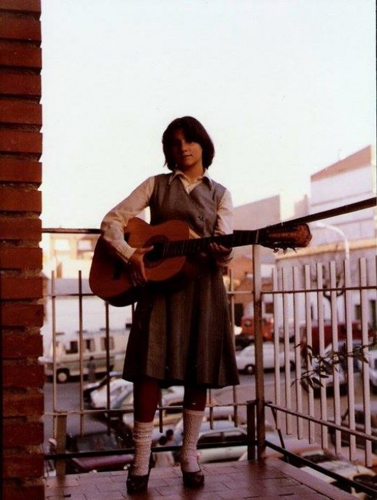 1980 - Niña tocando la guitarra