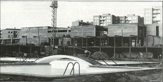 1983 - Construcción del polideportivo Los Cantos