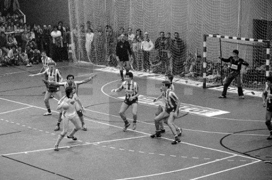 1985 - Partido de balonmano entre el atlético de Madrid y el Dukla en la Copa de Europa en el pabellón de Los Cantos