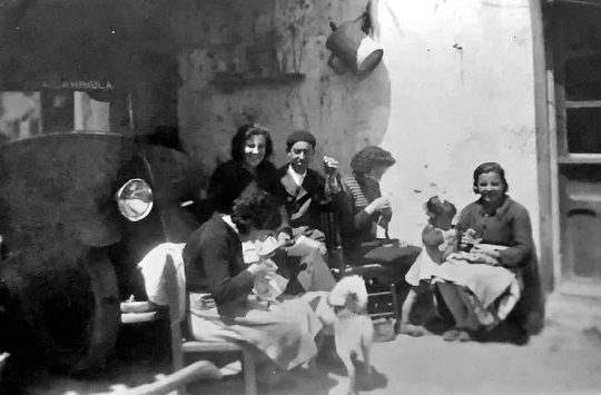 1942 - Un grupo de personas en la Calle Mayor